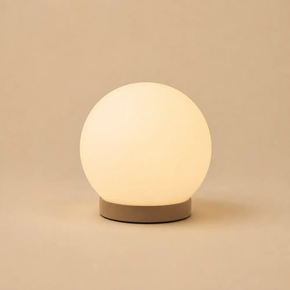 Rund bordslampa i opalglas med mjukt varmt ljus